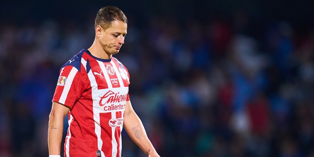 Javier Chicharito Hernández lamenta el penalti que falló con Chivas en los cuartos de final del Apertura 2025 ante Cruz Azul.