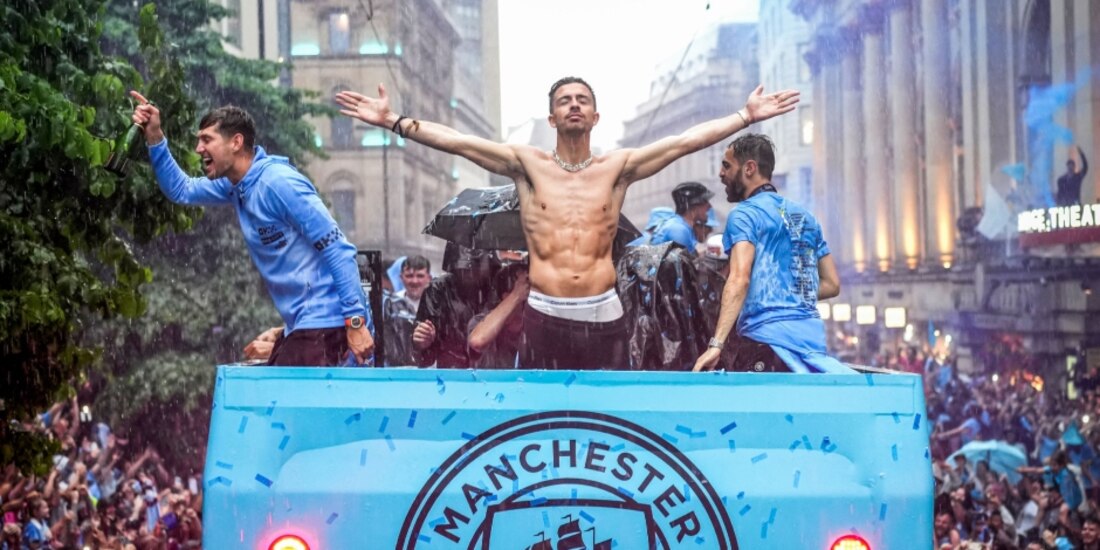 Jack Grealish celebra el triplete del Manchester City en la campaña 2022/2023