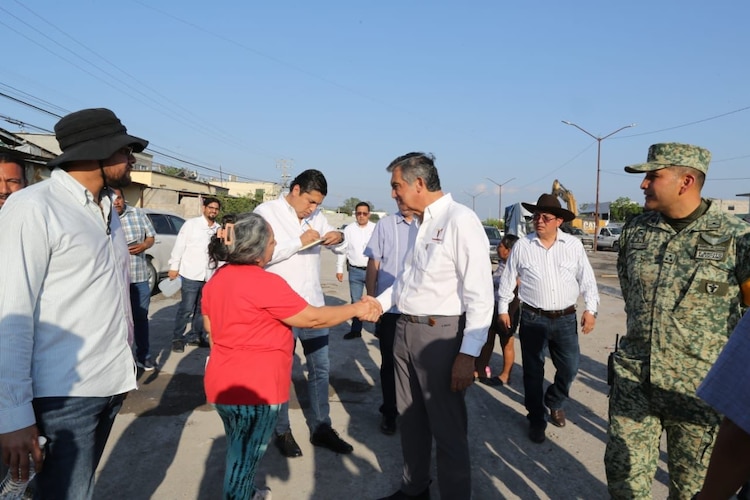 Américo Villarreal dialogó con vecinos afectados por lluvias en Reynosa.