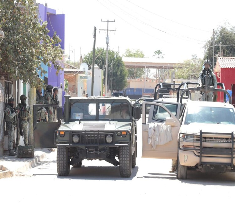 Retiran cámaras de videovigilancia ilegales en operativos contra el crimen organizado.