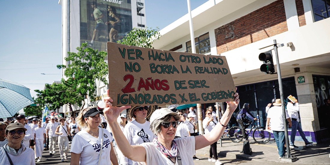 Manifestantes, ayer, en Culiacán y los mensajes de hartazgo.