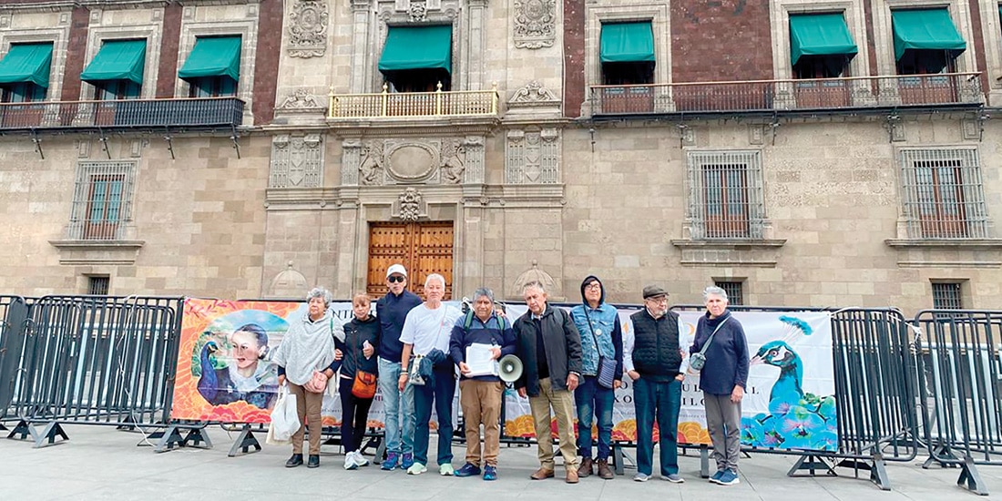 Miembros del colectivo, ayer, afuera de Palacio Nacional, tras entregar el oficio