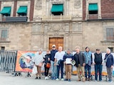 Miembros del colectivo, ayer, afuera de Palacio Nacional, tras entregar el oficio