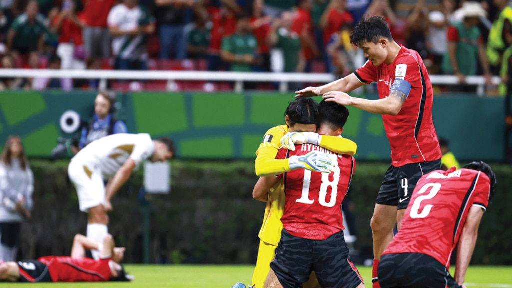 SURCOREANOS
festejan su
victoria en su
debut, ayer, en
Guadalajara