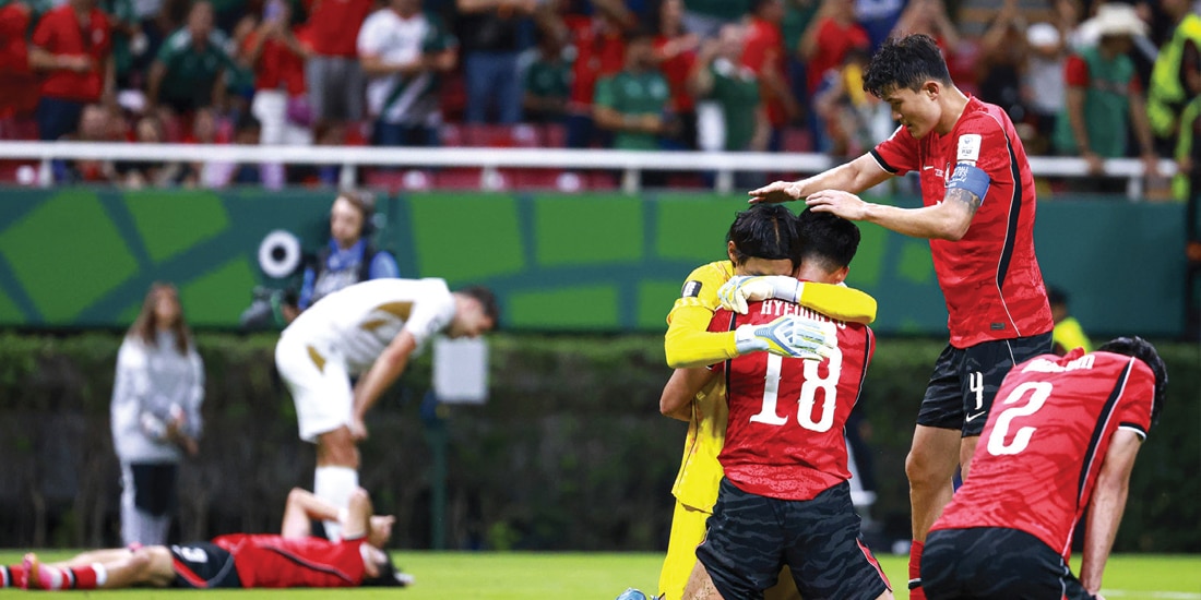 SURCOREANOS
festejan su
victoria en su
debut, ayer, en
Guadalajara