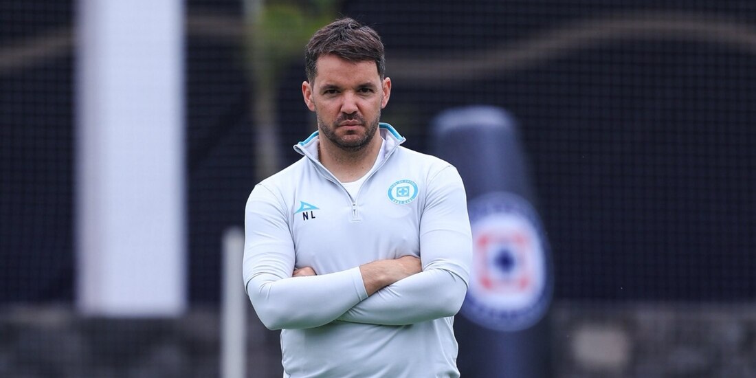 Nicolás Larcamón no tuvo el debut soñado como entrenador de Cruz Azul.