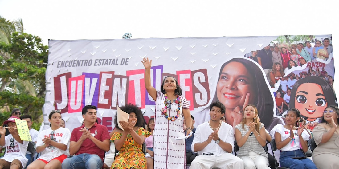 Beatriz Mojica Morga dialogó con jóvenes de las siete regiones de Guerrero en Plaza Quebec, Acapulco.