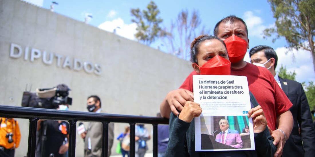 Padres de menor abusado solicitan la entrada al pleno de la Cámara de Diputados, este miércoles.