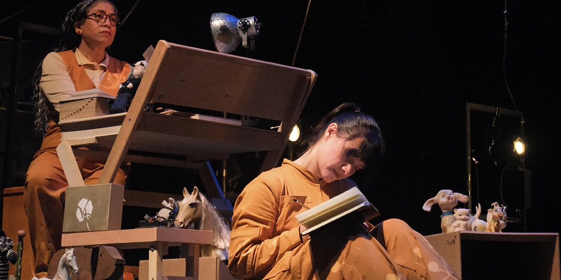 Actores durante una función de la puesta en escena.