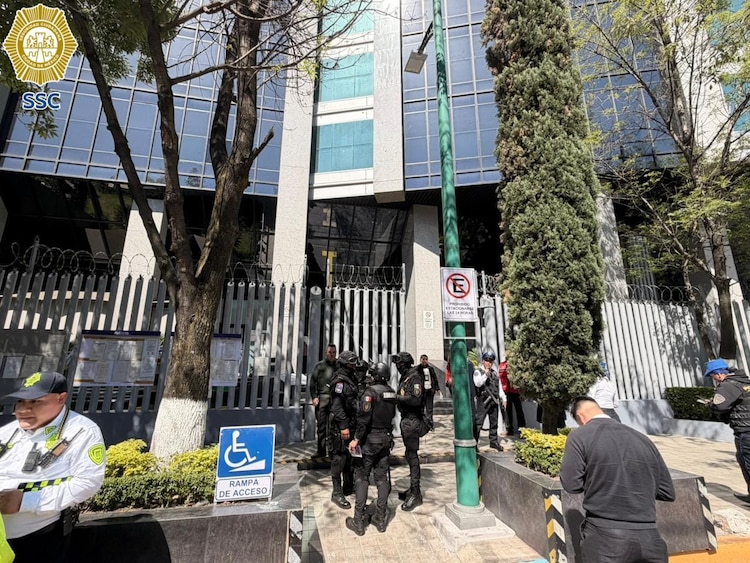 Evaciación del edificio del Poder Judicial de la Federación, ubicado en Insurgentes Sur, por amenaza de presuntos artefactos explosivos el 25 de febrero