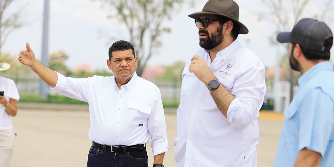 JAVIER MAY (izq.), en un recorrido por obras para un patinódromo, el sábado pasado.