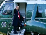 El expresidente Trump levanta el puño, antes de abordar el helicóptero Marine One hacia la base aérea Andrews.