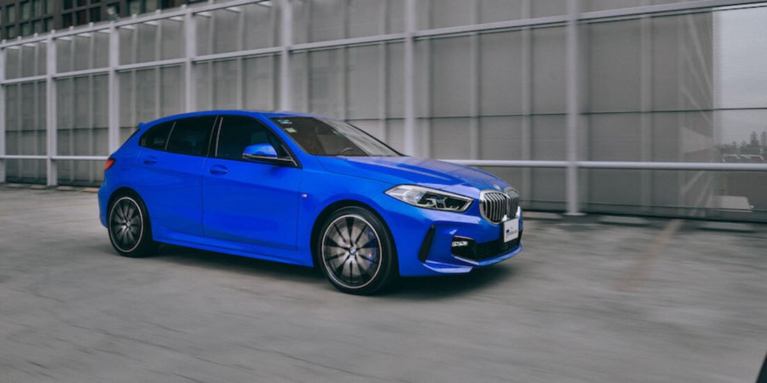 Iluminación LED en faros principales como calaveras.