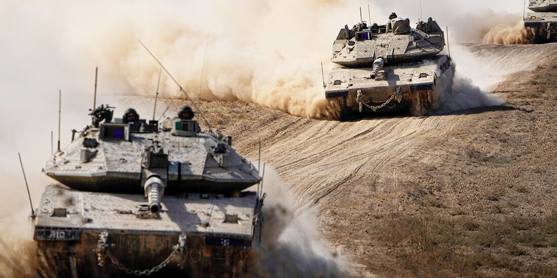 Tanques israelíes se dirigen hacia la frontera de la Franja de Gaza, ayer.