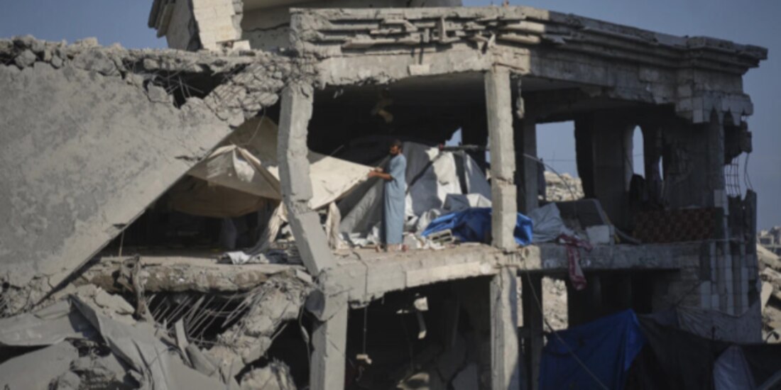 Bombardeo israelí a a clínica de la ONU en Gaza, ayer.