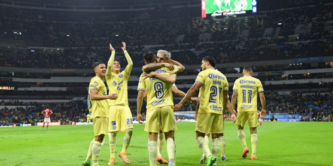 Jugadores del América festejan su victoria sobre el Toluca en la Fecha 3 de la Liga MX, el pasado 13 de julio.