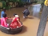 Pareja llega a su boda dentro de una olla de cocina debido a inundaciones (VIDEO)