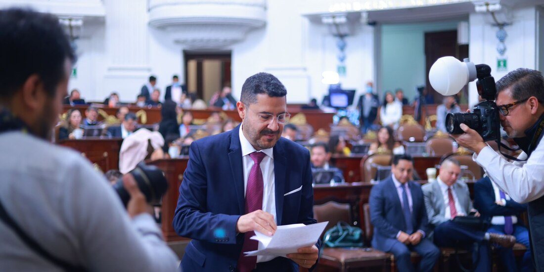 El secretario de Gobierno camina hacia la tribuna para pronunciar su discurso, ayer.