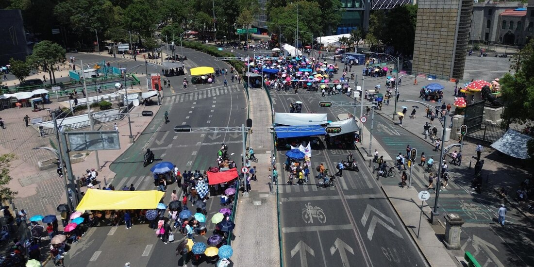 Bloqueo de maestros de la Coordinadora en Circuito Interior y Reforma, ayer.