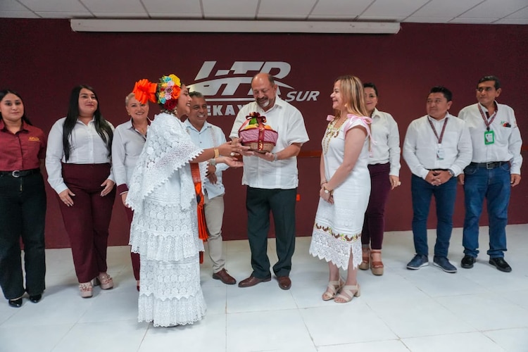 Melba Larizza Lugo May, rectora de la UTR Sur, encabeza la recepción al secretario de Fomento Turístico en el municipio de Tekax.