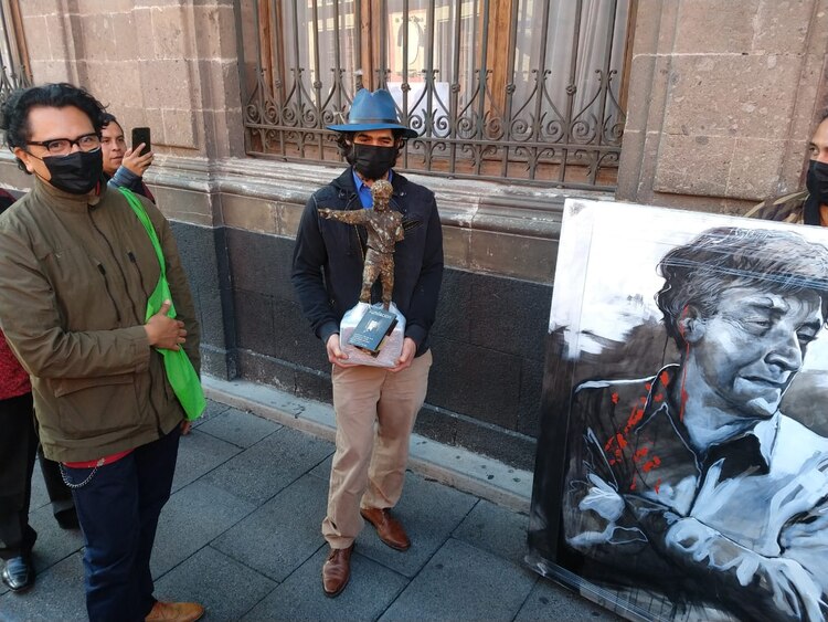 Un artista plástico con regalos para el Presidente de México.