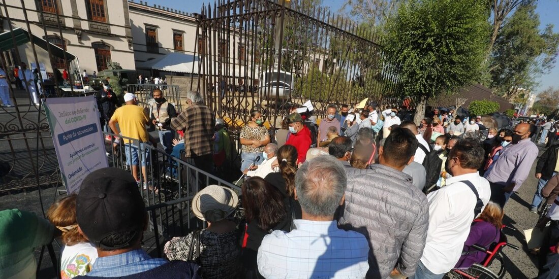 Caos y las largas filas en el proceso de vacunación contra COVID-19 que organiza el Gobierno Federal.
