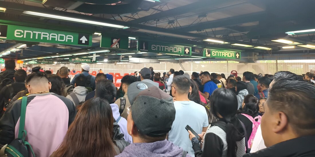 Metro CDMX inició la jornada con retrasos y aglomeraciones en rutas como la Línea 8, en foto.