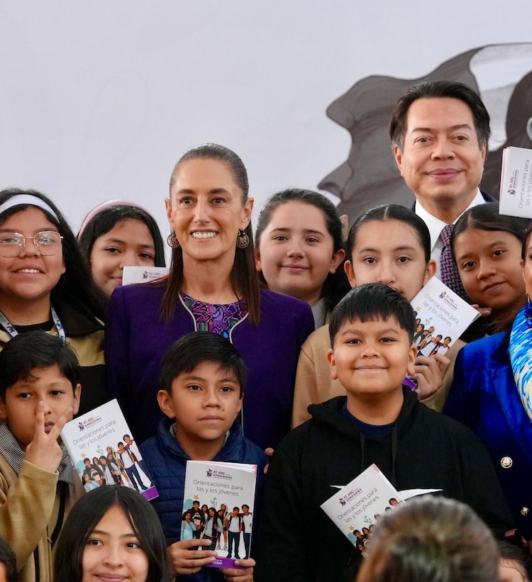 La Presidenta Claudia Sheinbaum junto a jóvenes estudiantes.