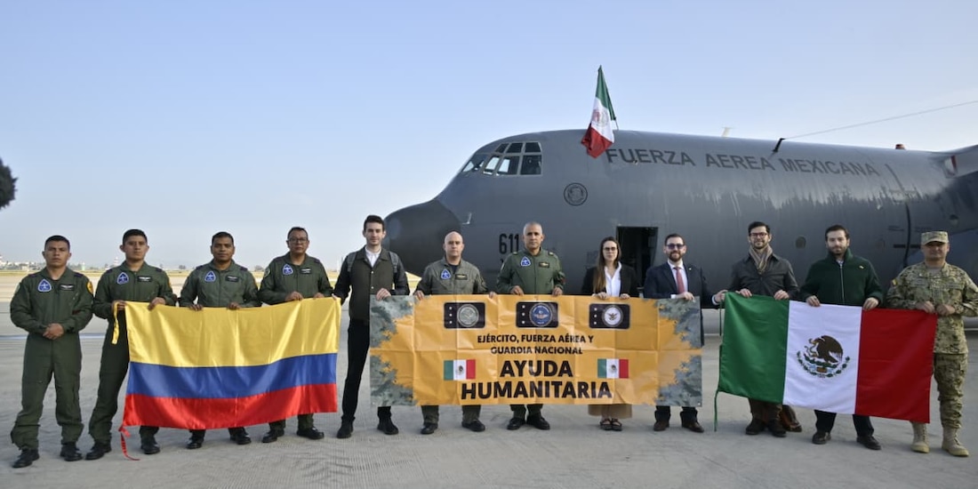 En la imagen, rescatistas por la tragedia en Colombia.