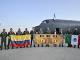 En la imagen, rescatistas por la tragedia en Colombia.