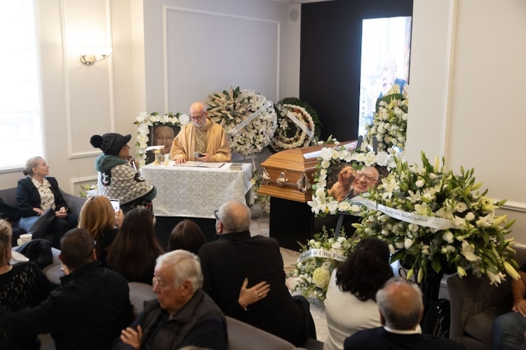 Familiares y amigos este sábado, durante la misa funeraria al cómico Eduardo Manzano, tras su fallecimiento el jueves