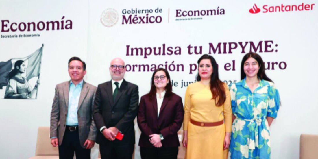 Felipe García Ascencio (negro), de Santander, y funcionarios de Economía, ayer.