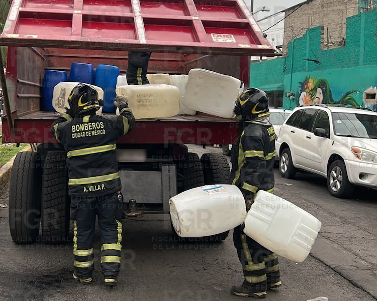 Bomberos de la Ciudad de México acudieron a retirar los bidones.
