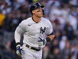 Aaron Judge, de los Yankees de Nueva York, observa la pelota tras conectar un jonrón solitario en el quinto juego de la serie divisional ante los Guardianes de Cleveland, el 18 de octubre de 2022