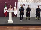 Claudia Sheinbaum Pardo, Jefa de Gobierno de la CDMX, informó que hay nuevos trajes para mujeres y hombres bomberos.