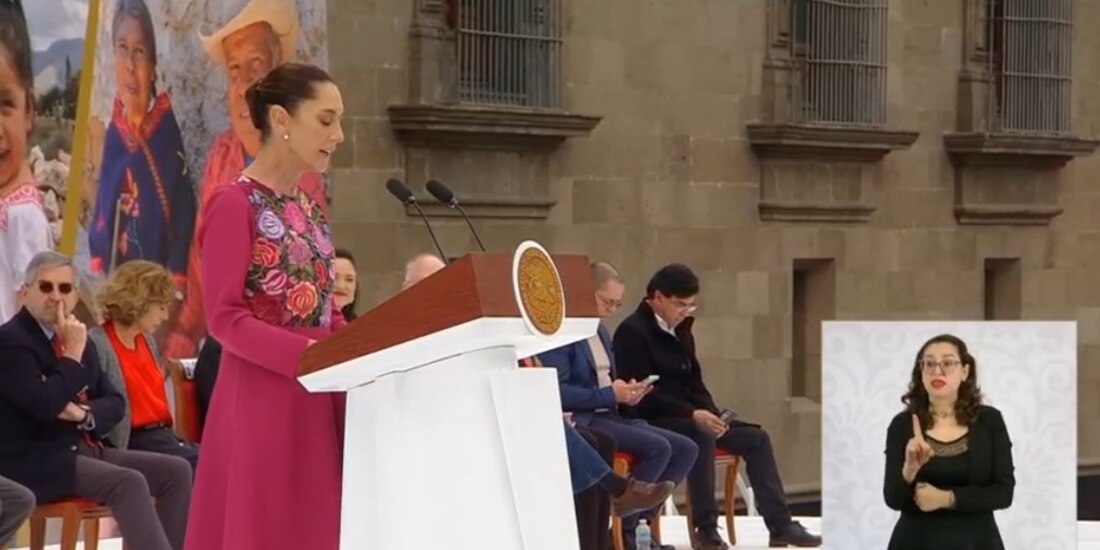 Sheinbaum da mensaje en el Zócalo, acompañada de integrantes del gabinete legal.