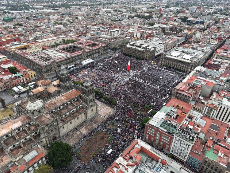 Zócalo de la Ciudad de México lució abarrotado por el informe de la Presidenta Claudia Sheinbaum.