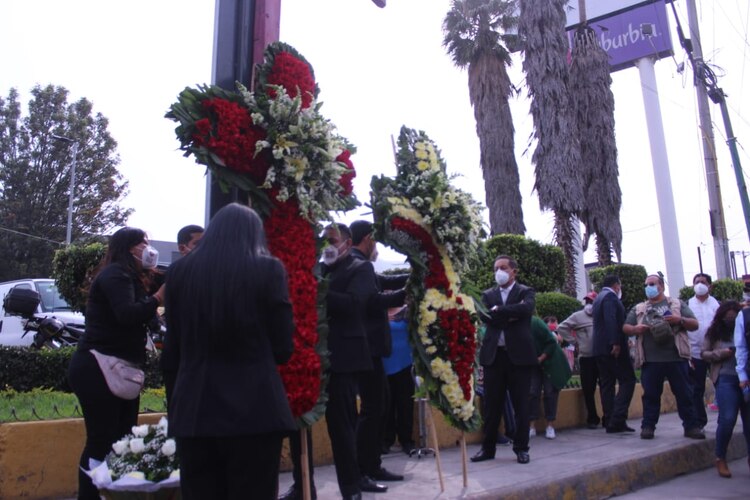 Memorial a víctimas de L12 frente a tramo colapsado