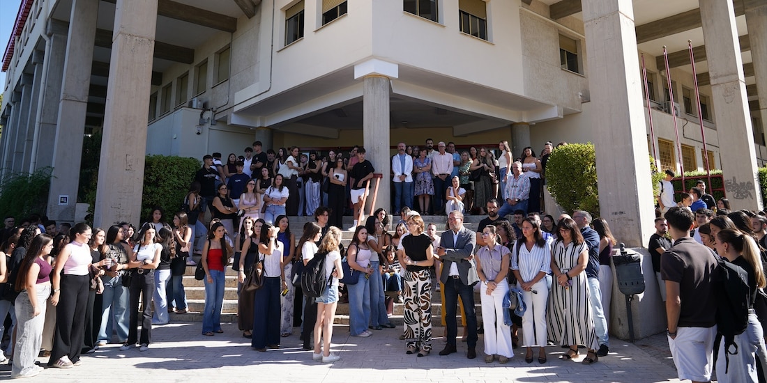 Estudiantes de la Universidad de Granada realizan minuto de silencio en honor a Claudia Tacoronte, asesinada en Morelos, México.