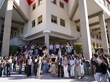 Estudiantes de la Universidad de Granada realizan minuto de silencio en honor a Claudia Tacoronte, asesinada en Morelos, México.