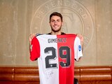 Santiago Giménez luce la playera del Feyenoord, el segundo equipo de su carrera y el primero en Europa.