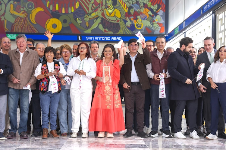 Al centro, la Jefa de Gobierno, Clara Brugada, y la secretaria del Bienestar, Leticia Ramírez.