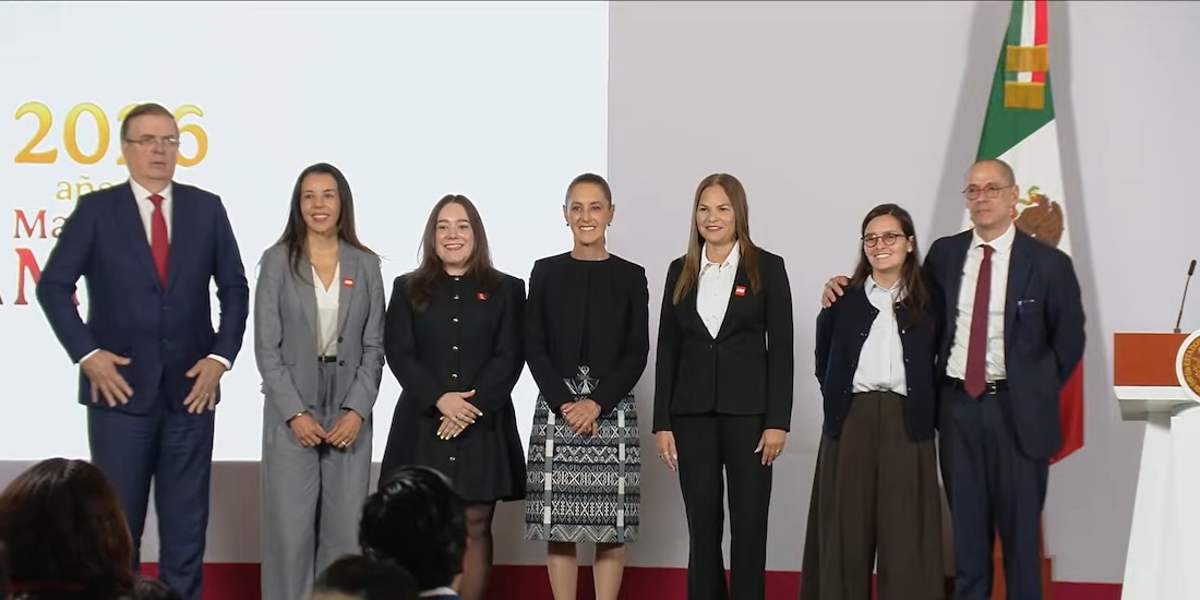 Funcionarios federales y de la empresa LEGO este jueves en Palacio Nacional.