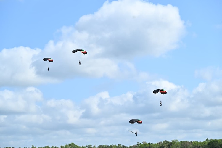 Espectáculo aéreo Tulum 2026 incluyó salto de paracaidistas.