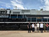 Presentan a AMLO primera locomotora del Tren Interoceánico