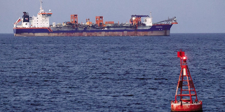 EL BARCO draga de tolva de Rotterdam operado por Van Oord está anclado en Omán, ayer.