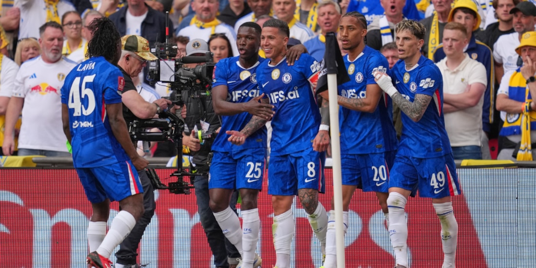 Jugadores del Chelsea festejando el único tanto del partido.
