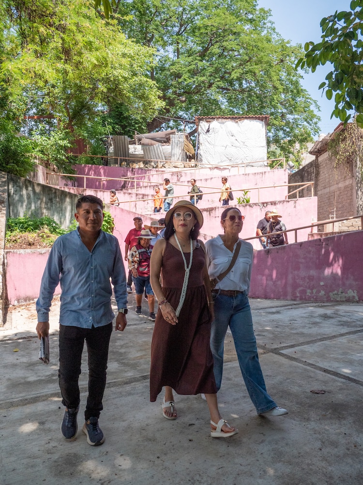 Esthela Damián durante recorrido en El Coloso.