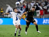 Maximiliano Meza y Ryan Hollingshead pelean por el balón en el cotejo de cuartos de final de Leagues Cup entre Monterrey y LAFC.