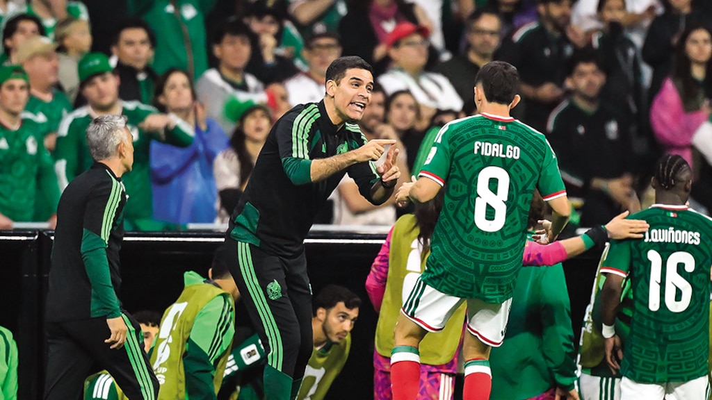 El michoacano le da instrucciones a Fidalgo en el duelo del domingo pasado.